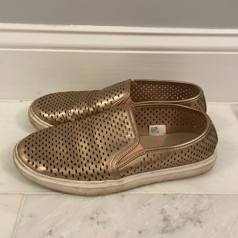🧡 Women’s ‘Time and Tru’ slip-on sneakers